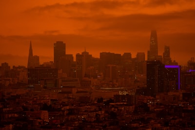 旧金山市2020平日火灾中的天际线